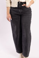 9036 - Barrel Jean - Black Wash