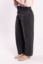 9036 - Barrel Jean - Black Wash