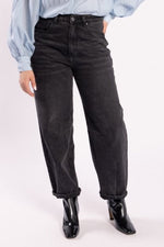 9036 - Barrel Jean - Black Wash